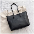 Bolso tote negro minimalista de piel sintética con textura arrugada y logo moderno - Negro