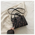 Bolso negro con estampado de cerezas y correa ajustable para mujer en un estilo elegante - Negro