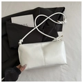 Minimalistische witte schoudertas van imitatieleer met geknoopte riem en ritssluiting - Wit