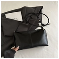 Minimalistische zwarte kunstlederen handtas met geknoopte riem en gouden details - Zwart