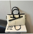 Detailansicht einer kleinen quadratischen Handtasche mit Doppeltaschen und Kontrastriemen - Weiß