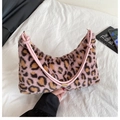 Bolso de hombro de piel sintética de leopardo rosa con asa de nudo y cierre de metal - Rosa