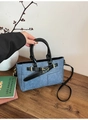 Dunkelblaue Denim-Handtasche mit schwarzen Lederriemen und goldenen Schnallen für Damen - Blau und Schwarz