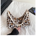 Bolso de hombro de piel sintética con estampado de leopardo y asas trenzadas - Blanco
