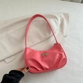 Schicke rosa Falten-Achseltasche mit silberner Schmetterlingsschnalle auf Sakko - Rosa
