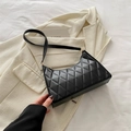 Sac à épaule élégant en similicuir noir matelassé avec finitions métalliques dorées - Noir