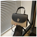 Détail du sac bandoulière en paille avec rabat en cuir noir et fermoir métallique doré - Noir