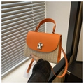 Détail du rabat en PU orange et texture en paille beige sur ce sac d'été carré - Orange