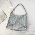 Borsa a spalla argento metallizzato stropicciato con ciondolo a farfalla e fiocchi - Argento