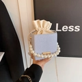 Mini sac seau en sergé bleu et blanc avec poignée en perles et chaîne dorée - Bleu