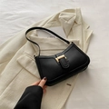 Elegante bolso de hombro negro estilo media luna con detalle de hebilla dorada - Negro