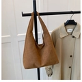 Sac hobo minimaliste en daim marron foncé avec poignée intégrée pour un style vintage élégant - Marron