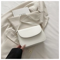 Detailopname van minimalistische crèmekleurige crossbody tas met Fashion Bags tekst op PU-leer - Wit