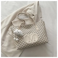 Bolso tote beige elegante con estampado de monograma M y colgante de nube blanca - Con Colgante / Blanco