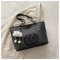 Bolso tote negro con estampados M acolchados y colgante de nube blanca suave - Con Colgante / Negro