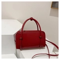Dettaglio di borsa a mano rossa in pelle lucida con scritta FASHION in rilievo - Rosso