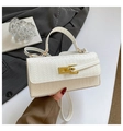 Bolso blanco de cuero trenzado con cierre dorado y diseño cuadrado de estilo minimalista - Blanco