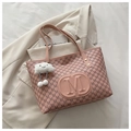 Bolso tote rosa con estampado de monograma M y colgante de peluche sobre blazer beige - Con Colgante / Rosa