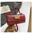 Bolso cuadrado minimalista para mujer en rojo oscuro con textura tejida y cierre dorado - Rojo