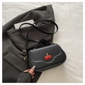 Sac à bandoulière en cuir noir minimaliste avec breloque cerise rouge et chaîne - Noir