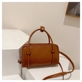 Dettaglio di una borsa in pelle marrone con rilievo FASHION e manico sottile - Marrone