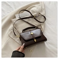 Bolso bandolera vintage café oscuro con asa superior y detalle de cierre dorado - café