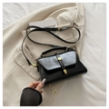 Bolso bandolera de cuero negro con herrajes dorados vintage y asa superior firme - Negro