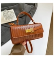 Bolso de mano marrón con textura trenzada, cierre dorado y correa desmontable - Marrón