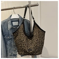 Détail du sac seau hobo avec toile imprimé léopard et garniture de sangle en cuir noir - Imprimé léopard