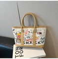 Détail de l'art graffiti de rue et coutures contrastées sur un grand sac cabas fourre-tout - Kaki Foncé