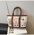 Détail du sac cabas graffiti avec imprimés ours et loup et lanières en cuir marron de qualité - Café