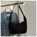 Detail der schwarzen Hobo-Tasche aus Wildleder mit großem Fassungsvermögen und Gurt - Schwarz