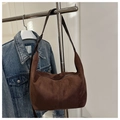 Braune Hobo-Bag aus Wildleder mit verstellbarem Lederriemen und vertikalen Ziernähten - Kaffeebraun