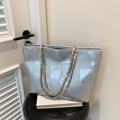 Borsa tote geometrica argento con catena dorata su uno sfondo bianco minimalista - Argento