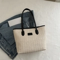 Grande borsa tote in paglia intrecciata color crema con manici neri e dettagli raffinati - Nero