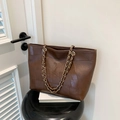 Grande borsa tote marrone con patchwork di pelle e tracolla a catena in vista statica - Marrone