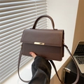 Sac à main carré en cuir marron chocolat minimaliste avec fermoir doré pour femme - Marron