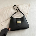 Bolso de hombro negro minimalista con elegante hebilla de metal dorado - Negro