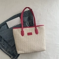 Grande borsa tote intrecciata beige con finiture e spalline in pelle rossa - rosa acceso