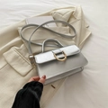 Elegante borsa rettangolare argento metallizzato con fibbia a D dorata e tracolla - Argento