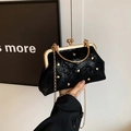 Sac coquille noir chic avec clous cœurs dorés, poignée ronde et bandoulière - Noir