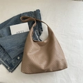 Große khaki geflochtene Hobo-Schultertasche mit breitem Gurt und Premium-Textur - Khaki