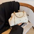 Pochette beige en forme de nuage avec clous en cœur dorés et bandoulière chaîne - Blanc