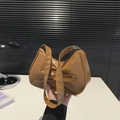 Bolso de hombro de cuero PU marrón caramelo con un elegante lazo de diseño moderno - Marrón