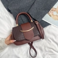 Borsa in pelle bordeaux scuro con patta intrecciata ed elegante barra in metallo dorato - caffè