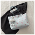 Borsa tote celeste a fiori con fiocchi rosa, catena argento e ciondolo a nuvola soffice - Con Ciondolo / Blu