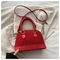 Dettaglio borsa a conchiglia rossa con trama leopardata e hardware in metallo dorato - Rosso