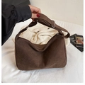 Grande borsa a spalla vintage marrone scuro in pelle scamosciata con tracolla regolabile - caffè