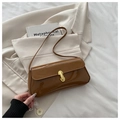 Sac sous le bras en cuir verni marron brillant avec fermoir doré au style rétro chic - Marron
