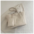 Schicker beige PU-Leder Shopper mit passender kleiner Tasche auf hellem Blazer - Weiß
